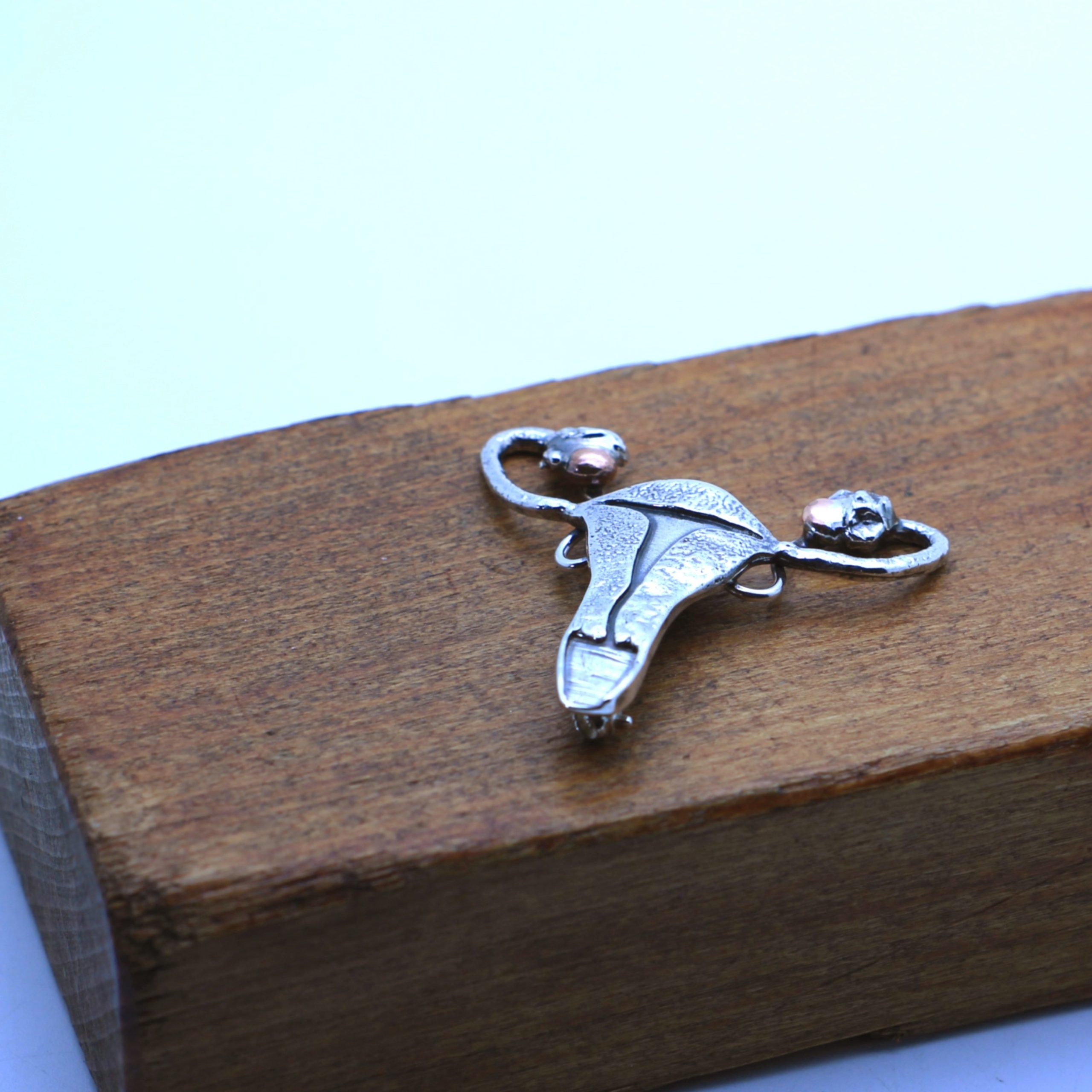 Útero. Broche