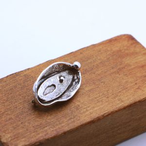 Vulva. Broche