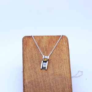 Ayns. Colgante con ámbar