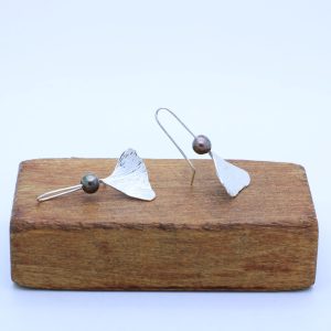 Ginkgo biloba con perla de rio. Pendientes de Colgar