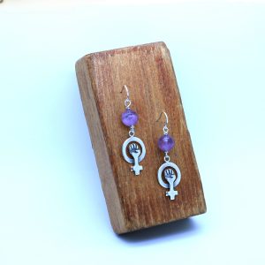 Puño feminista. Pendientes de colgar con amatista