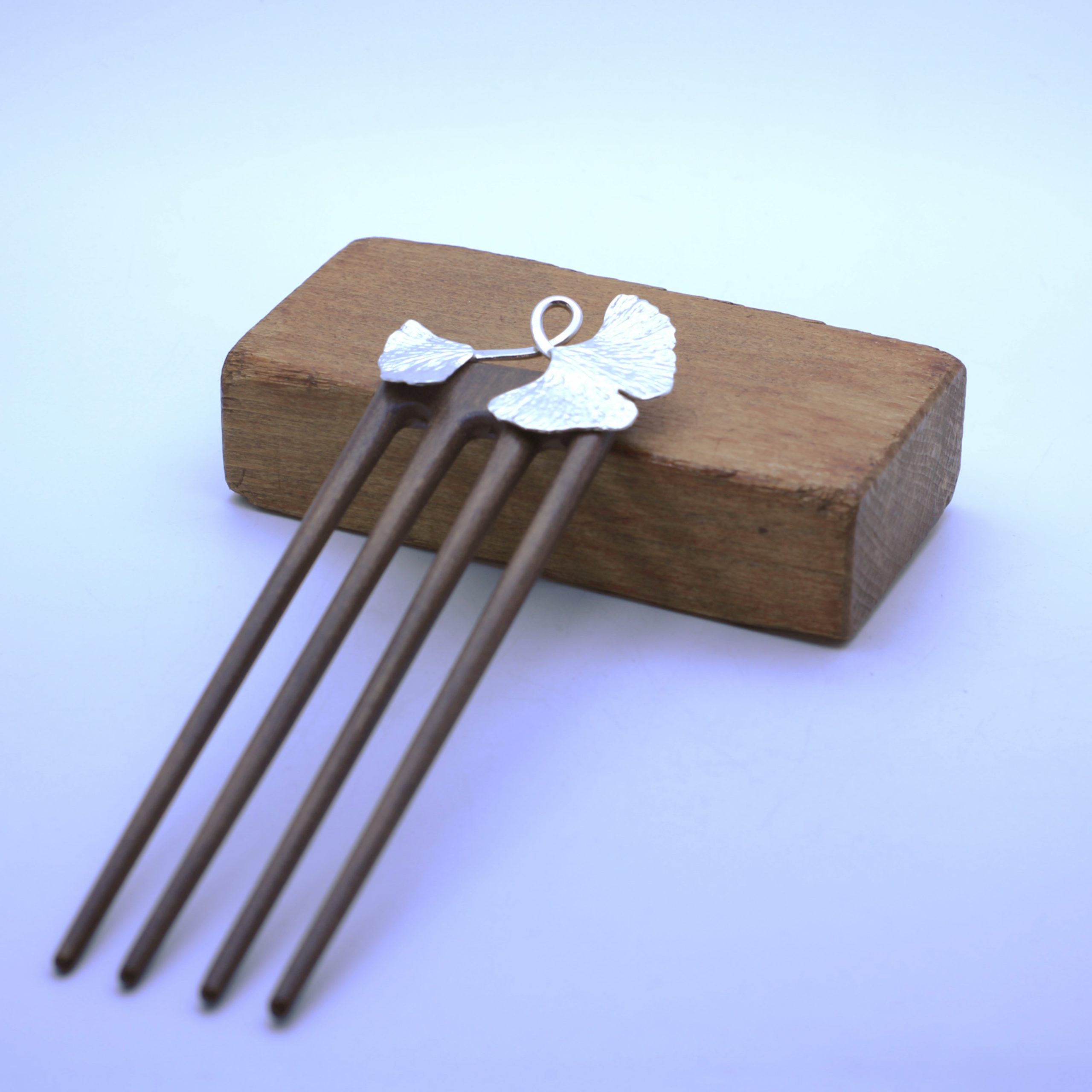 Ginko Biloba. Peineta de madera y plata